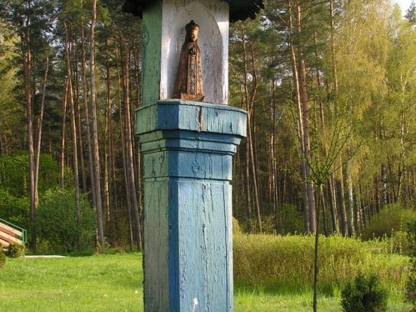 Kozioł – kapliczka nad rzeką w okolicy hotelu na wzgórzu.