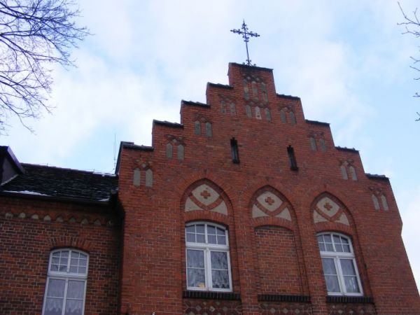 Przedszkole dach z charakterystycznym krzyżem.