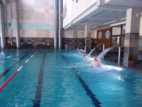 Na upały najlepsza jest spadająca woda  B-) .Baseny mineralne godz.8.00