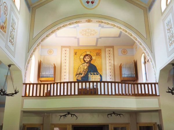 malowidła ścienne i sufitowe, n/z z widokiem na prospekt organowy, warto zwrócić uwagę na żyrandole z poroży jeleni. Przy temacie : podobne użycie jelenich zrzu