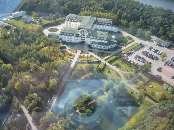 Widok z wieży widokowej w stronę Domu Pielgrzyma Arka.