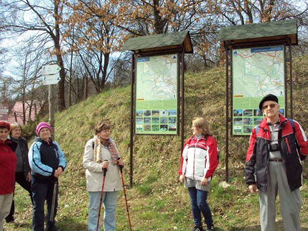 przy planszach z mapami okolicy - przy parkingu.