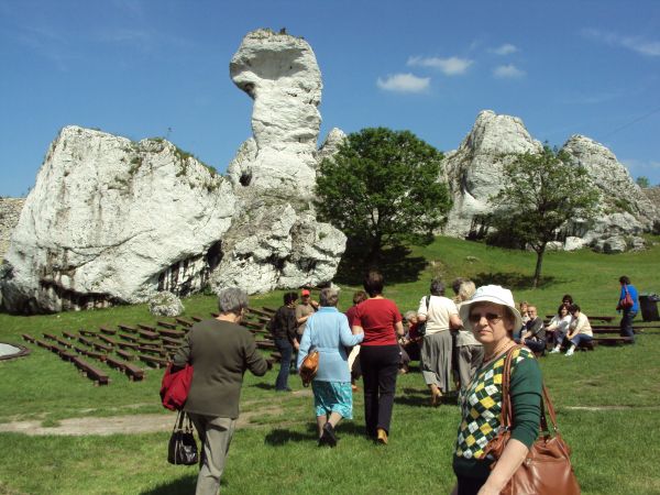 mając w tle majestatyczne zamku ruiny - w inscenizacjach, koncertach, rycerskich turniejach itp. - można  widzem, słuchaczem i uczestnikiem być, widownia i scen