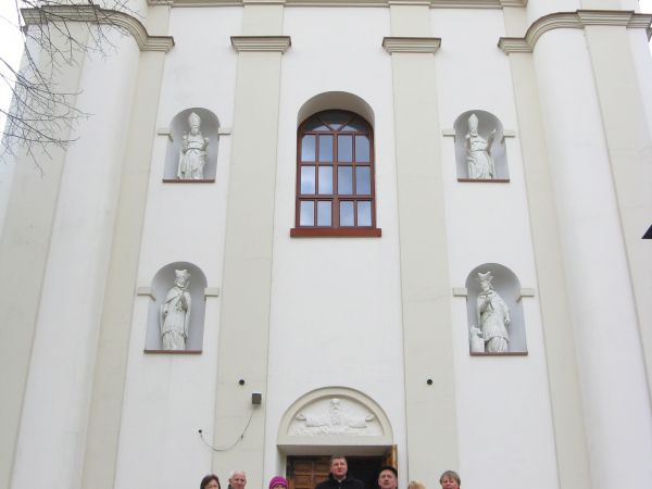 na zdjęciu: przed wejściem do kościoła z księdzem proboszczem. Elewację frontową zdobią głębokie hemisferycznie zdobione nisze, w których widnieją późnobarokowe