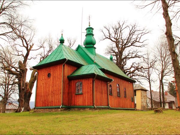 Cerkiew greckokatolicka p.w. Soboru Bogarodzicy w Hłomczy , zbudowana w 1859 r. Obok cerkwi wzniesiono w tym samym czasie dzwonnicę murowaną, w której wiszą trz