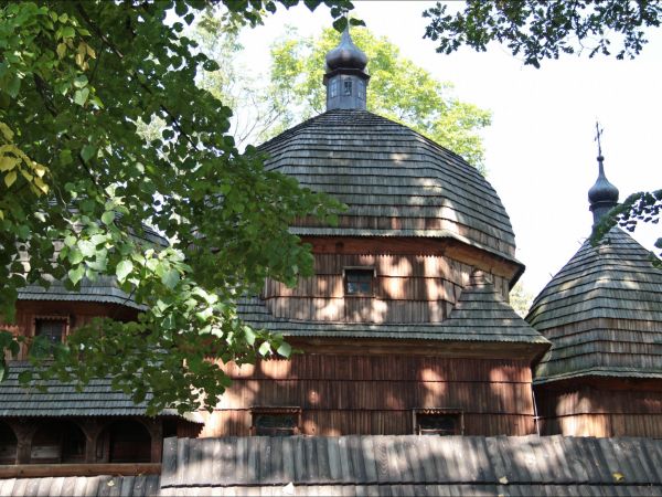 Cerkiew Narodzenia Przenajświętszej Bogurodzicy w Chotyńcu . Zbudowana w 1615 roku.