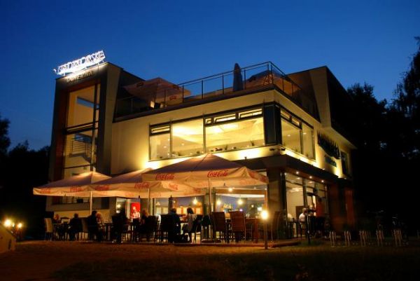 Tawerna Nadmorska to miejsce jedyne w swoim rodzaju! Połączenie restauracji oraz bazy noclegowej w takim miejscu zaspakaja nawet najbardziej wymagających klient