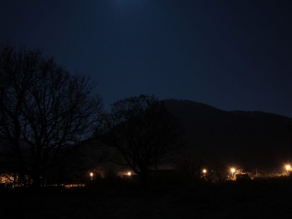 Unisław Śląski nocą. Widok na Stożek Wielki z dawnej stacji kolejowej.