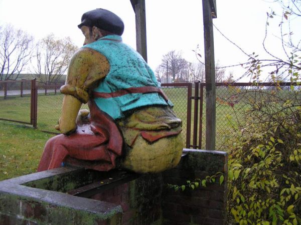 Pomnik Skupionego Waldusia vel Srającego Chłopka przed Oczyszczalnią Ścieków w Świdnicy-Zawiszowie.