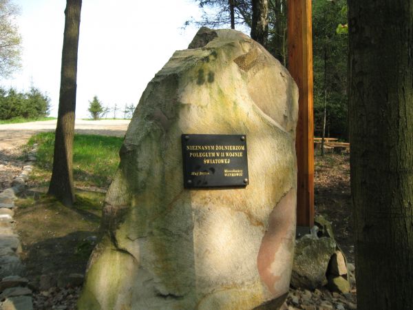Obelisk    obok  Kaplicy  lesnej