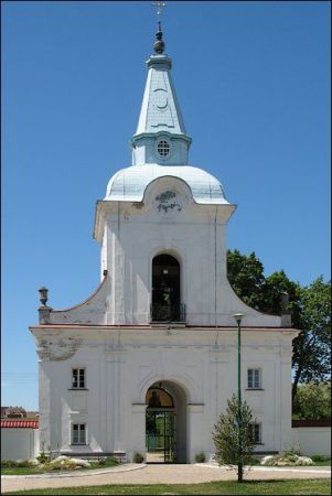 Brama klasztorna z dzwonnicą z 1752 r.