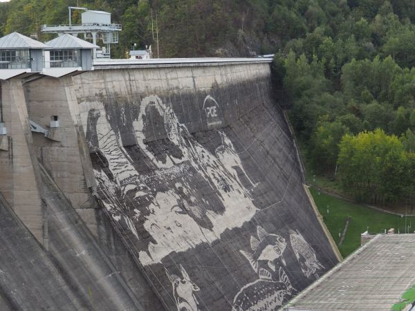 mural - malowidło ścienne, dzieło wykonywane było za pomocą ciepłej wody pod dużym ciśnieniem. Głównymi elementami muralu są : orzeł przedni, ryś, wilk oraz mie