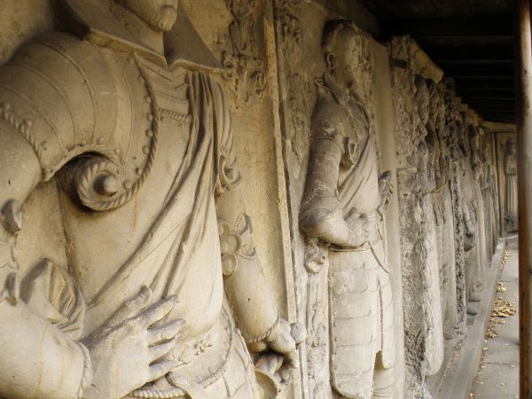 Epitafia na terenie kościoła katolickiego