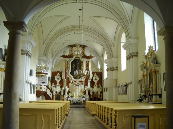 Złotoryja-kościół św. Jadwigi

•	wnętrze kościoła w wystroju barokowym; obraz ołtarza głównego namalowany przez J.H Kynasta w 1769 r. przedstawia św. Jadwigę