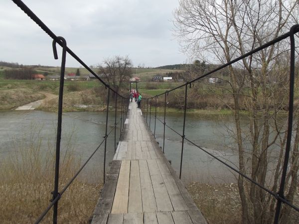 wisząca kładka nad rzeką Osławą - ma długość  72 metry, jest dość chybotliwa toteż mieszkający po prawej linii brzegowej koniecznie muszą przeprowadzać dzieci z