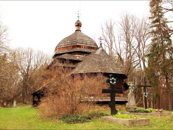 Drewniana cerkiew p.w. Wniebowstąpienia Pańskiego z 1659 r., usytuowana na wzgórzu Dębnik - Dubnyk (344 m n.p.m.), wznoszącym się ponad doliną Sanu.