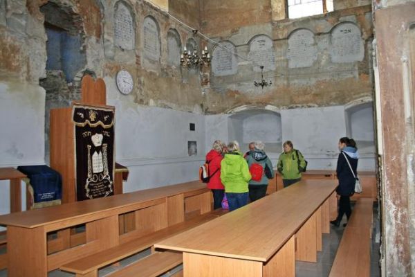 w synagodze - słuchamy, dowiadujemy się że żydowscy chłopcy - ubrani zawsze na ciemno, na głowach nosili "kaperytki" - czapki z płaskim denkiem i malutkim daszk