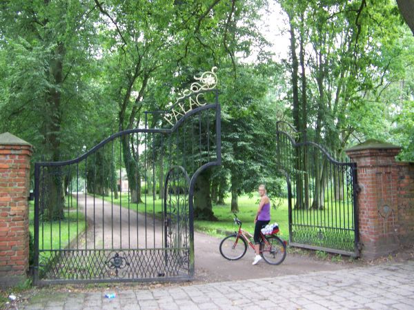 BRAMA WJAZDOWA DO ZESPOŁU PAŁACOWO-PARKOWEGO W RUNOWIE.