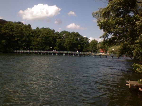 Most przez jezioro .