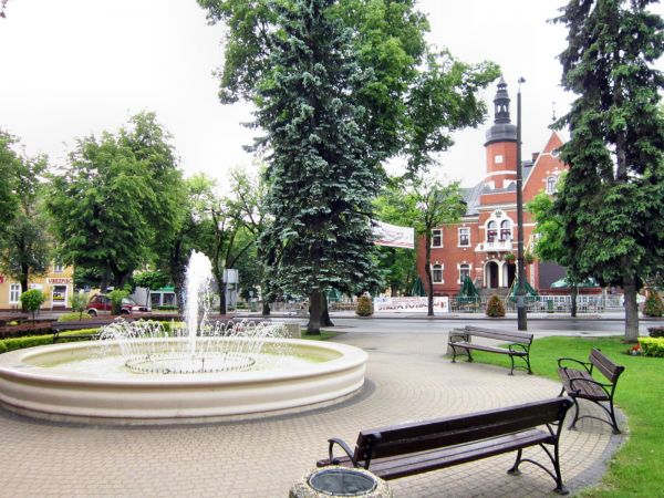 Ketrzyn-Plac Pilsudskiego z fontanną i elektrycznym ratuszem,2012-0611