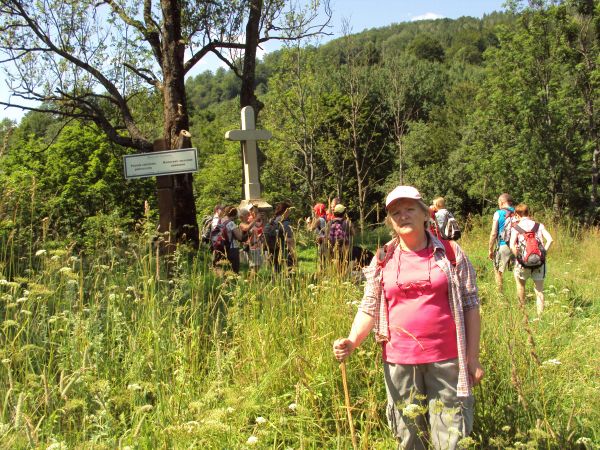 widoczny krzyż symbolizuje pamiątkę po postawionym niegdyś na okoliczność zniesienia pańszczyzny - teren oznaczony, uświetniony i przekazany dla celów turystycz