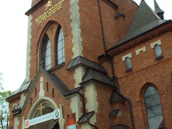 Bazylika Mniejsza pw. św. Marii Magdaleny i św. Stanisława - tu od bramy głównej po schodkach /widać poręcz/, są inne przejścia - bramki i furty w murach opasaj