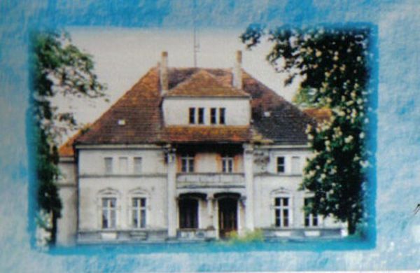 Do rejestru zabytków wpisany jest ZESPÓŁ PAŁACOWO &#8211; PARKOWY zbudowany na przełomie XIX / XX wieku.