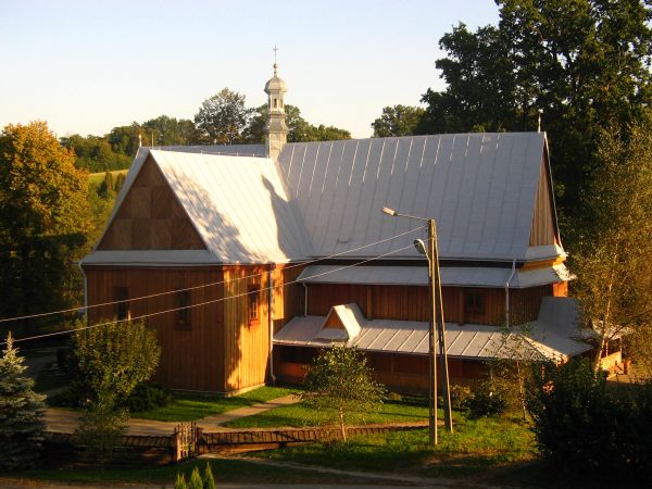 Zabytkowy modrzewiowy kościół pw. św. Mikołaja z XV wieku