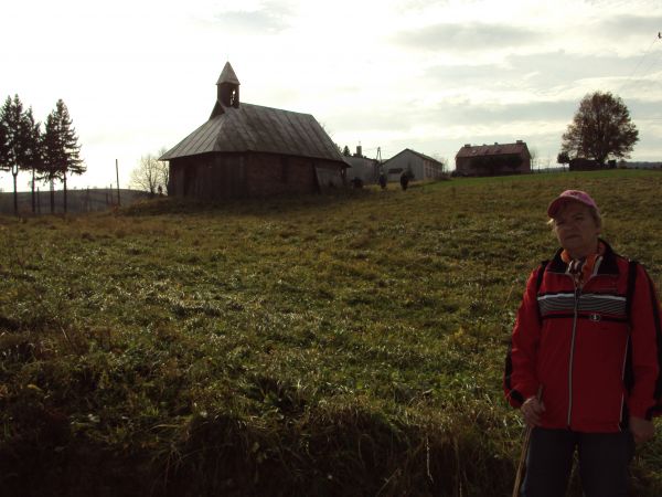 przed / obok: kaplica pw. św. Andrzeja Boboli, wzniesiona w 1938 roku, opuszczona.