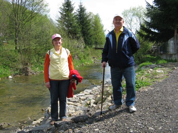 nad brzegiem rzeki Kalniczki, za nami kładka a z niej można podziwiać ok. połowy kwietnia ryby na tarło zmierzające w górę rzeki : m.in. brzany, klenie, świnki.