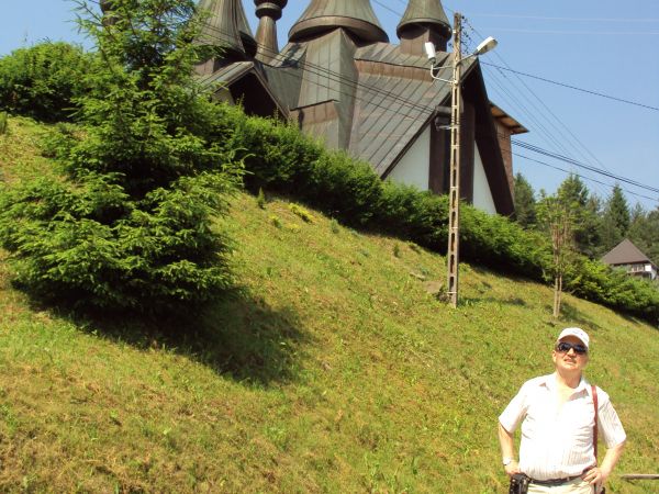 przed cerkwią prawosławną pw. św. Równego Apostołom Księcia Włodzimierza - zbudowana w latach 1983 -1996 z cegły w tradycji budownictwa cerkiewnego a każda z ce