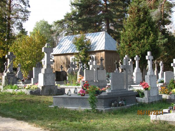 Cmentarz oraz kapliczka na cmentarzu. Tu spoczywaja najblirzsi ktorzy odeszli na wieczny spoczynek.
