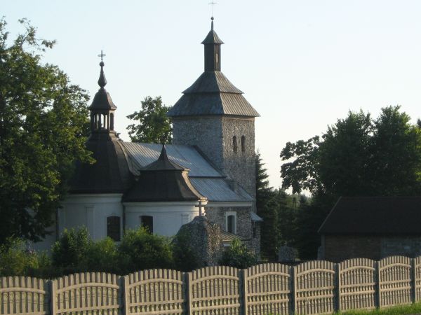 Dobudowując do średniowiecznej wieży obronnej i przyległej do niej kaplicy w 1583 roku wybudowano kościół w Skarżycach. Obecna forma kościoła pochodzi z 1610 ro