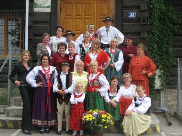 Nauczyciele i rodzice przed szkołą w Maruszynie Dolnej - czerwiec 2008 rok