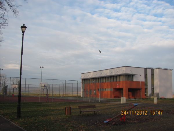 Szkoła Podstawowa -oddana do użytku w tym roku-pierwsza pasywna szkoła w Polsce a  przed boiska Orlika