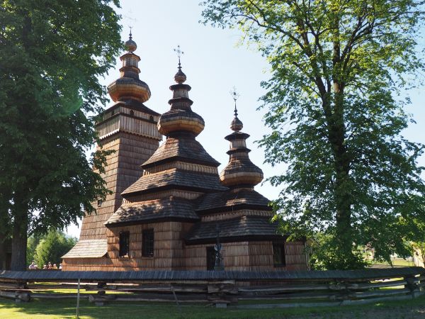 cerkiew w Kwiatoni - tak czasami jest w publikacjach, ale częściej używa się : w Kwiatoniu, warto też dodać że pierwotna nazwa wsi to : Kwiatków.