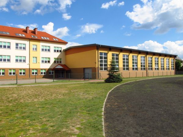 ZSP w Kaliskach zawdzięcza swój dzisiejszy widok poprzedniemu Wójtowi Gminy w latach 2006-2010