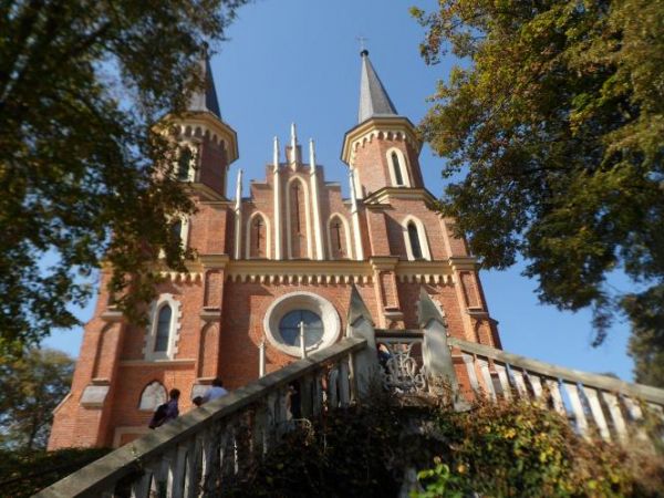 kościół wzniesiony na wzgórzu w 1882r., tam wcześniej też kościół stał - był wzniesiony w 1610 roku i w 1873 został rozebrany, ten jest silny, murowany, dostojn