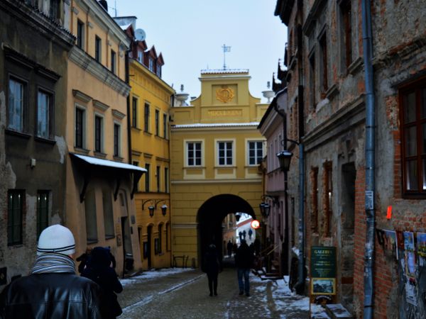 Ulica Grodzka zakończona Bramą Grodzką.