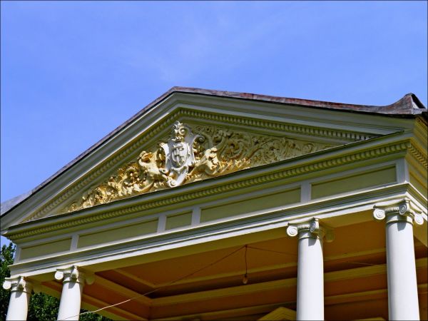 Pałac Turnauów w Urzejowicach z 1887 roku w trakcie odbudowy  i park krajobrazowy .