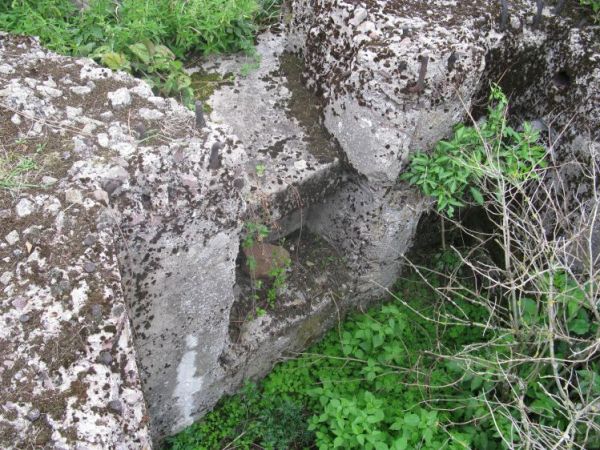 Schron nr 8 Armii "Poznań". Tradytor dwustronny. Bez wylanego stropu. Widok na wnętrze schronu, oraz na jedną z dwóch strzelnic schronu. SKARBIENICE k. ŻNINA