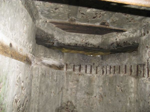 Schron nr 11. Pozostałości wewnętrznego drewnianego szalunku na ścianach schronu.