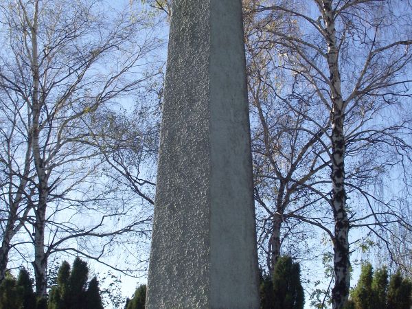 na cmentarzu jenieckim żołnierzy radzieckich - więcej: w galerii. Tam był obóz - ok. 30 baraków, każdy na 100 osób - pierwszy transport - ok. 3 tysiące jeńców p