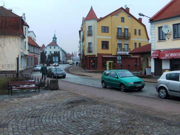 Ulica Ratuszowa - Ratusz i w głębi wieża kościoła Św. Wojciecha