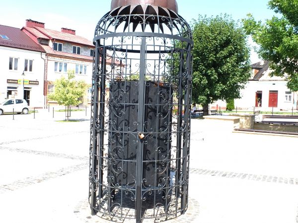 "Coś" na Rynku ( zabytkowy pisuar cz  może studnia? )