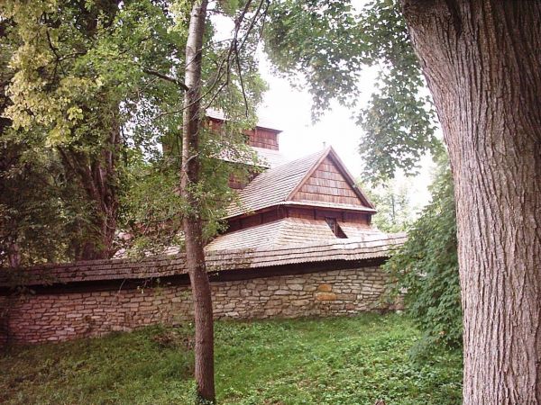 Unikatowy drewniany zespół cerkiewny o charakterze obronnym z XVI wieku , p.w. Św. Paraskewy .