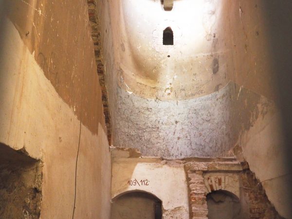 pałacowe wnętrza zaplecza technicznego - wiemy już o kilku windach tam działających, może to fragment szybu jednej z nich ?