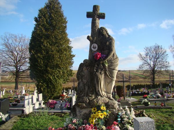 na cmentarzu rzymskokatolickim - w tzw. starym sektorze: zwraca uwagę krzyż rzemieślniczej roboty - wysoki, z aniołem i Matką Bożą - na grobie Zygmunta Ścibor-R