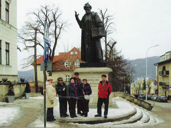 przed pomnikiem: Grzegorza z Sanoka /XVw./, największy polski humanista. Poeta polsko-łaciński, mecenas literatury, historyk. Promował renesansowy ideał człowie