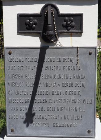 na cokole figury Matki Boskiej - przy kościele pw. Wniebowzięcia NMP w parafii św. Zygmunta w Opinogórze Górnej.